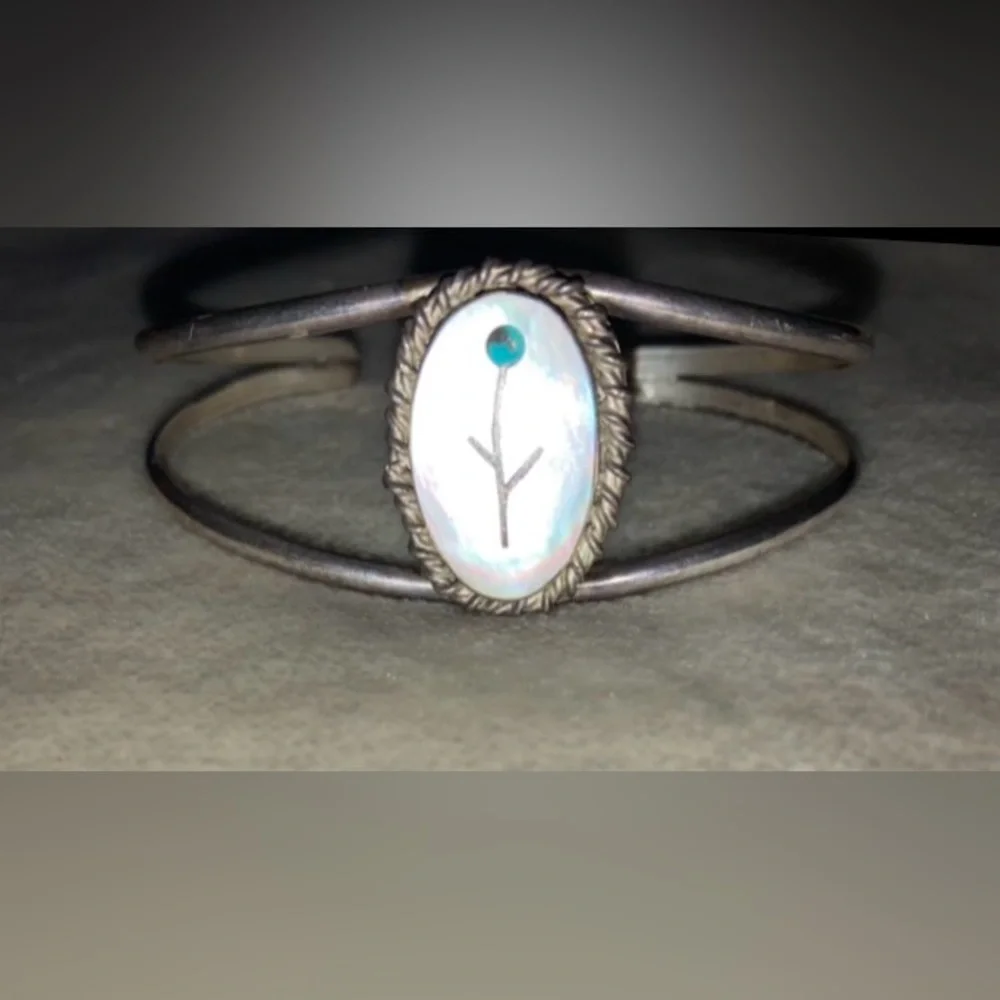 STUNNING vintage Zuni silver, mother of pearl, turquoise flower inlay bracelet - Picture 4 of 6